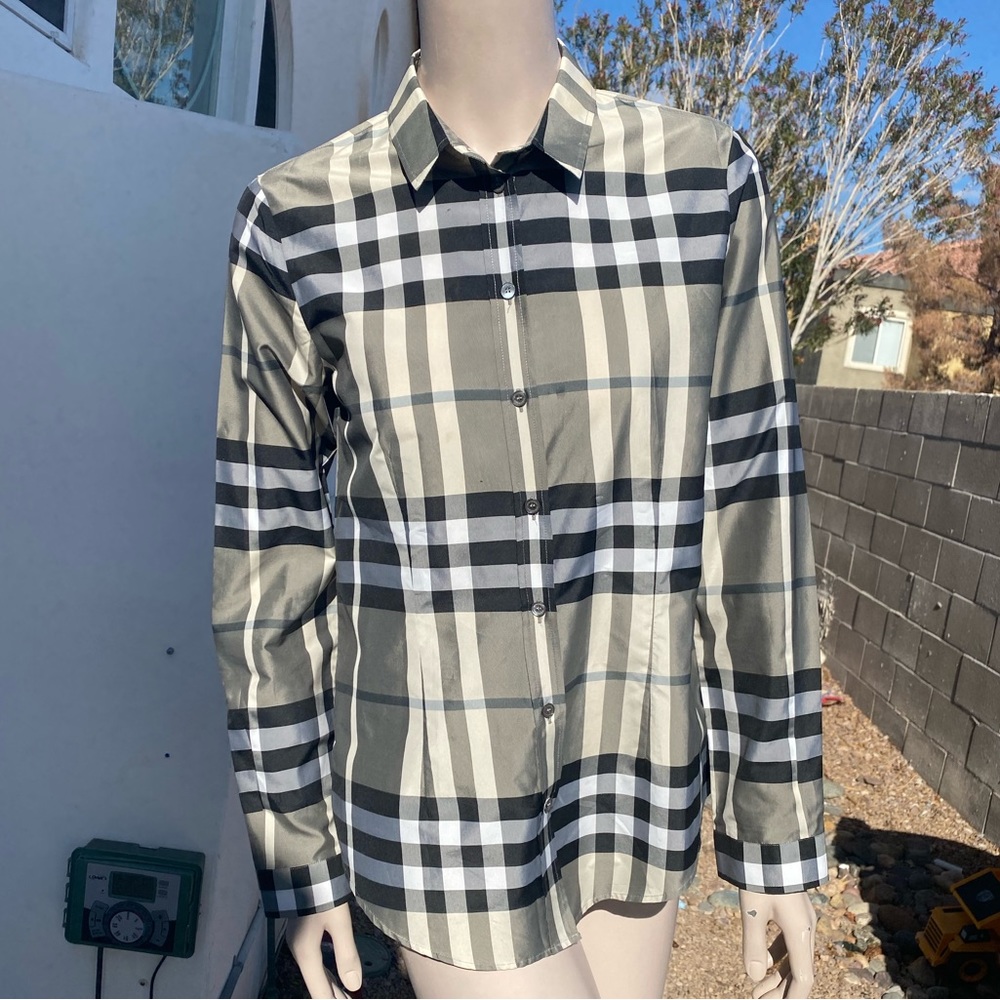 COPY - Authentic Burberry shirt in size 8